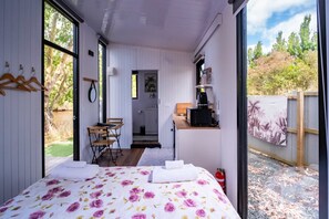 1 bedroom, bed sheets