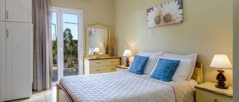 1 slaapkamer, een strijkplank/strijkijzer, reisbedje, gratis wifi