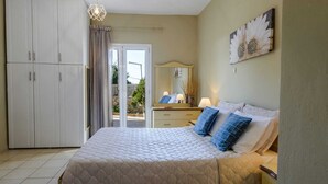 Une chambre à coucher avec un grand lit, une armoire, une commode et un miroir.