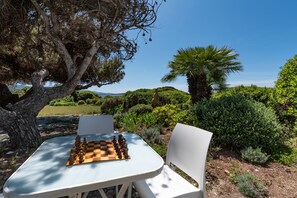 Outdoor dining - A Casa di Cappelli , Belle Villa Pied Dans L'eau Avec vue sur le Golfe D'ajaccio (Grosseto-Prugna)
