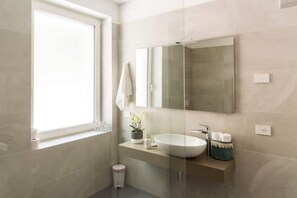 Shower, hair dryer, bidet, towels - IPAG NORTH   (Porto)