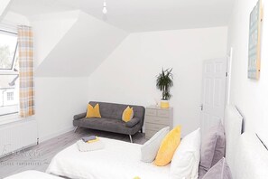 3 bedrooms, iron/ironing board, free WiFi, bed sheets - Inviting 3-bed Apartment in Bromley (Bromley)
