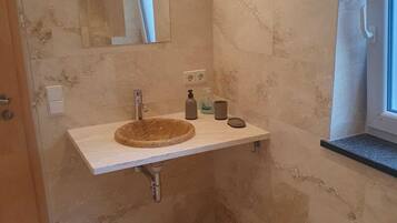 SĂšche-cheveux, serviettes fournies, savon, papier toilette