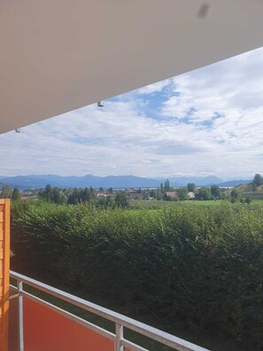 Property grounds - Ruhige Ferienwohnung am Stadtrand von Lindau Inmitten von Wiesen und Obstbäumen (Lindau (Bodensee))