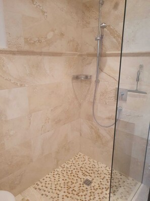Haartrockner, Handtücher, Seife, Toilettenpapier