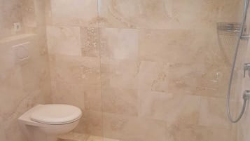 SĂšche-cheveux, serviettes fournies, savon, papier toilette