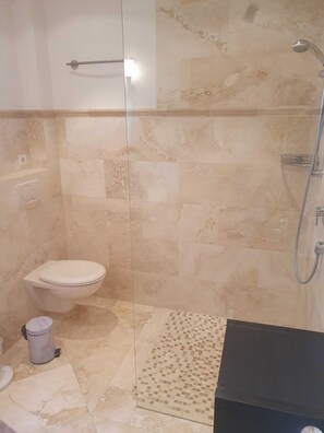 Hair dryer, towels, soap, toilet paper - Ruhige Ferienwohnung am Stadtrand von Lindau Inmitten von Wiesen und Obstbäumen (Lindau (Bodensee))