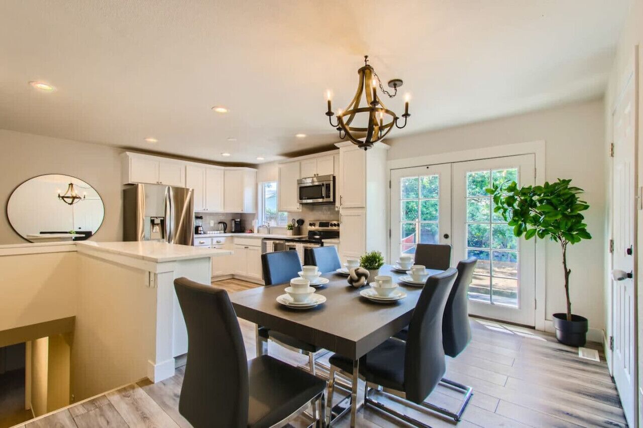 Stylish Five Bedroom w/outdoor Badminton Court