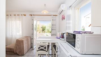 Apartment, 1 Bedroom, Balcony, Garden View | Private kitchen