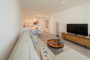 Appartement supérieur, 2 chambres, terrasse, vue sur la mer | Aire de séjour | Téléviseur connecté