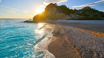 Una spiaggia nelle vicinanze, sabbia bianca