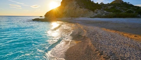 Playa en los alrededores y playa de arena blanca