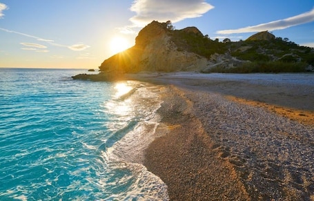 Beach nearby, white sand. Horizonte Line