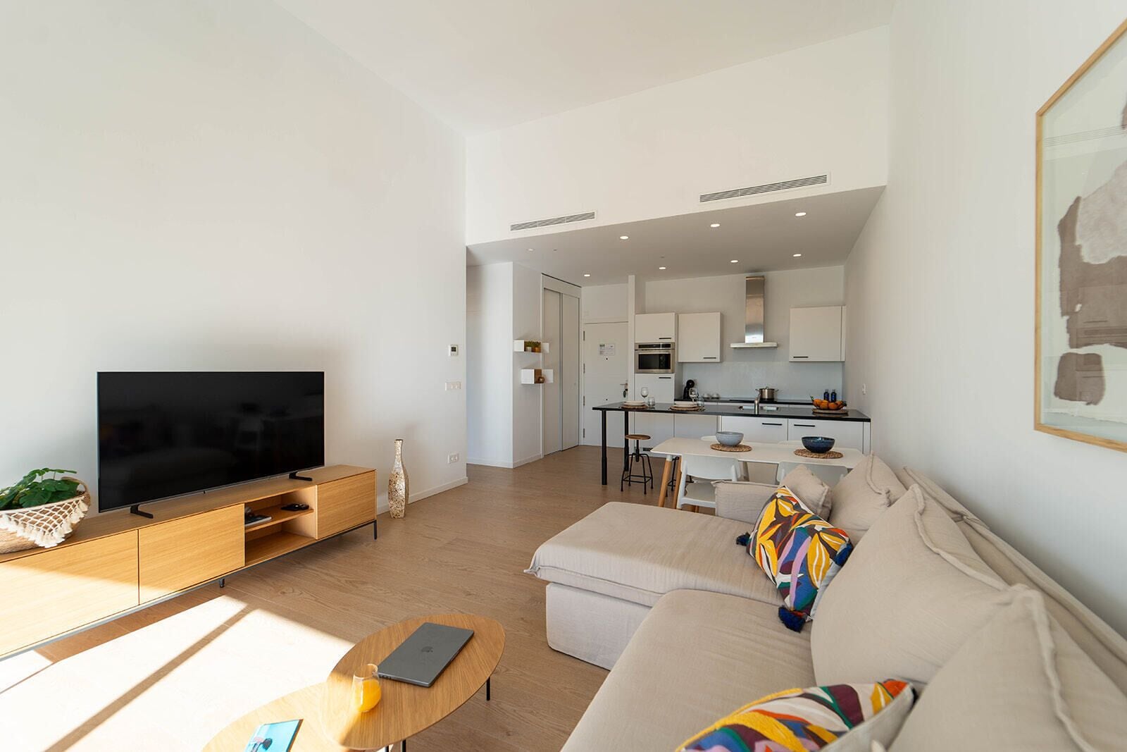 Un appartement moderne comprenant un salon, une cuisine et un coin repas.
