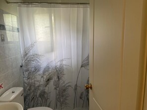 Dusche, Haartrockner, Handtücher