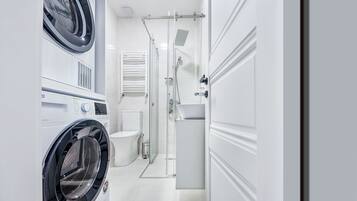 Cabaña | Baño | Regadera, amenidades de baño gratuitas, secadora de cabello, toallas
