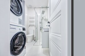 Ferienhütte | Badezimmer | Dusche, kostenlose Toilettenartikel, Haartrockner, Handtücher