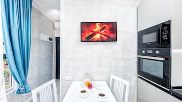 Cabin | Private kitchen | Full-sized fridge, microwave, oven, stovetop