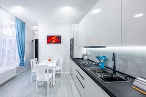 Cabaña | Cocina privada | Frigorífico grande, microondas, horno y placa de cocina