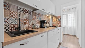 Coffee/tea maker, fridge, microwave, stovetop