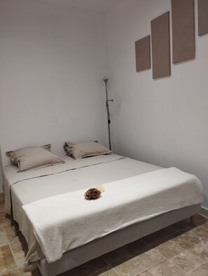 1 chambre, fer et planche à repasser, Wi-Fi gratuit, draps fournis