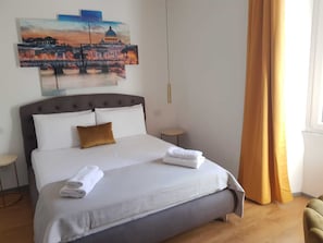 2 bedrooms, desk, travel cot, free WiFi