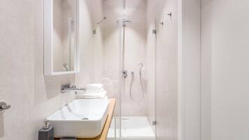 Suíte estúdio luxo, sacada | Banheiro | Chuveiro, chuveiro com efeito de chuva, secador de cabelo