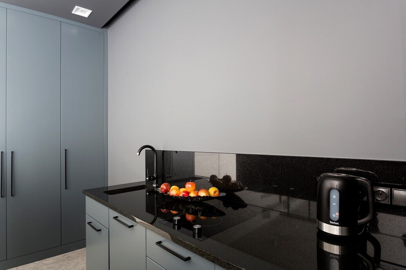 Suíte estúdio luxo, sacada | Cozinha americana privada | Frigobar, cooktop, lava-louças, cafeteira/chaleira