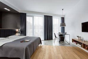 豪華開放式套房, 陽台 | 獨特裝潢、布置獨特、筆電工作空間、熨斗/熨衣板