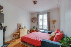 2 chambres, bureau, fer et planche Ă repasser, lit parapluie