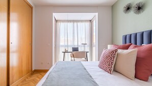 A bedroom with a bed, a desk, and a chair. - López de Hoyos II (Madrid)