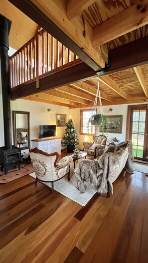 Smart TV, fireplace, DVD player, books - Loft Haven at Girraween Full house 1 bedroom with queen bed near National Parks (Wyberba)