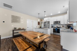 冷蔵庫、電子レンジ、オーブン、コンロ