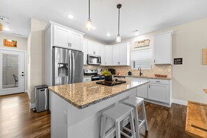 冷蔵庫、電子レンジ、オーブン、コンロ