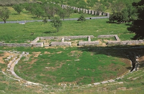 An aerial view of ancient ruins with stone walls and pathways. - Zanete s Lodge in Volos (Volos)