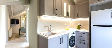 Fridge, oven, stovetop, coffee/tea maker