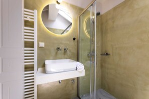 Dusche, Haartrockner, Handtücher
