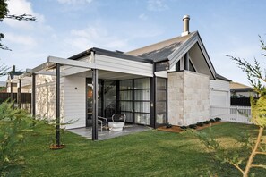 Exterior - Maple Suite, Berry - by Linnaeus Collection (Berry)