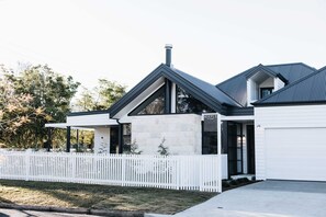 Exterior - Maple Suite, Berry - by Linnaeus Collection (Berry)