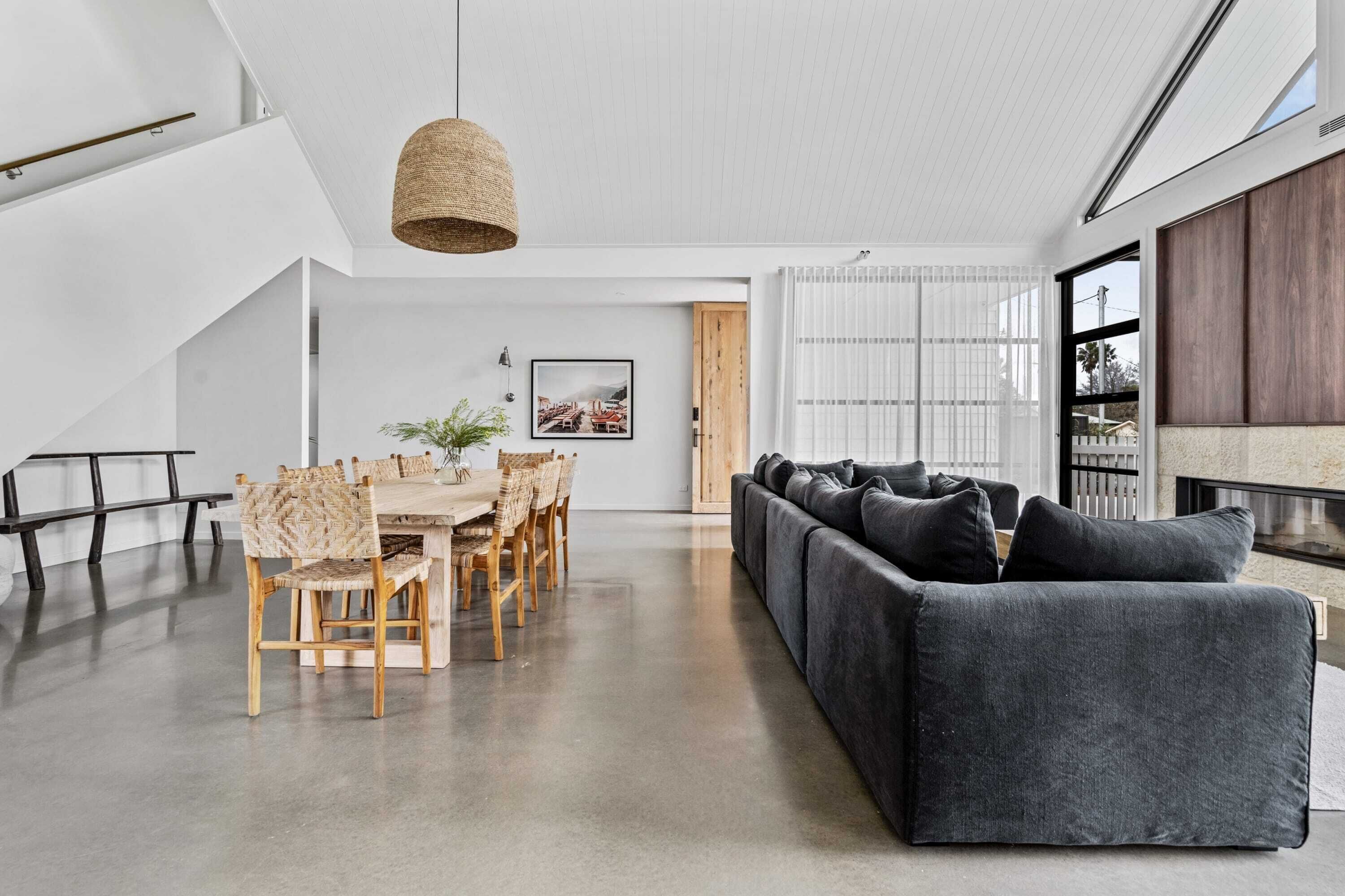 Televisie, een open haard, een dvd-speler en een kantoor