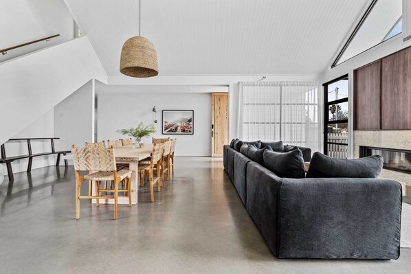 Televisión, chimenea, reproductor de DVD y oficina