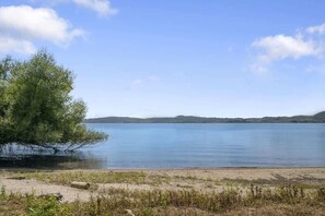 Beach - Kawaha on the Lake | Great Lake Views with Kayaks (Rotorua)