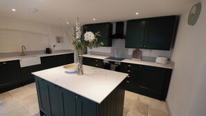 Coffee/tea maker, fridge, microwave, oven - Cosy Central Townhouse in Woodstock (Woodstock)