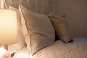 4 bedrooms, iron/ironing board, WiFi, bed sheets - Cosy Central Townhouse in Woodstock (Woodstock)