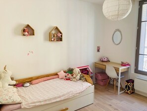 4 habitaciones, tabla de planchar con plancha, wifi y ropa de cama 