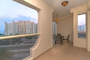 Balcony - SuperHost - Large Familiar 3BR Apartment in Palm Jumeirah  (Dubai)