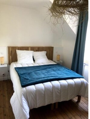 3 habitaciones, tabla de planchar con plancha y cuna de viaje 