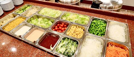 Un buffet proposant une variété de plats et d'accompagnements.