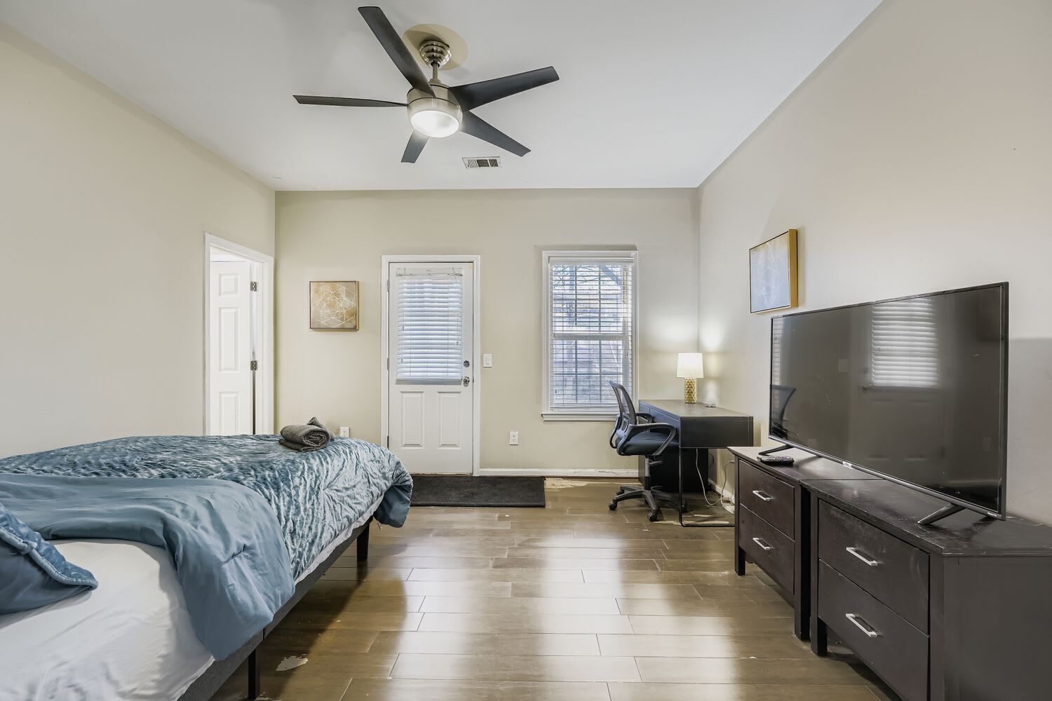 1 bedroom, desk, iron/ironing board, WiFi