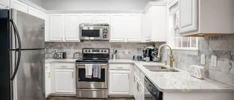 Réfrigérateur, four à micro-ondes, un four, surface de cuisson